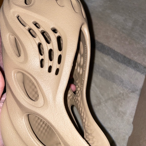 Yeezy Foam Runner “Clay Taupe” Brand New - Picture 2 of 3